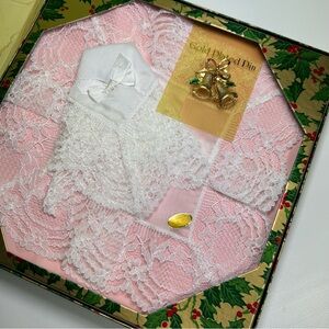 ntage Lace Handkerchief Set w Gold Plated Bell Pin